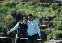 Bupati Gowa Libur Bareng Sang Putra Sulung FOTO: Bupati Gowa, Sitti Husniah Talenrang memanfaatkan hari liburnya bersama sang putra sulung Muhammad Azfar Afriansyah. Ibu dan anak itu sedang berada di kawasan wisata Malino. (DOK.Via akun Facebook Sitti Husniah Talenrang)