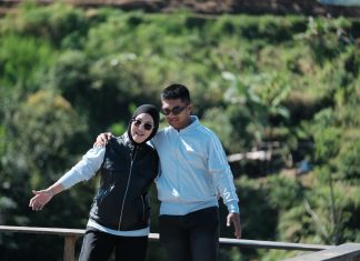 Bupati Gowa Libur Bareng Sang Putra Sulung FOTO: Bupati Gowa, Sitti Husniah Talenrang memanfaatkan hari liburnya bersama sang putra sulung Muhammad Azfar Afriansyah. Ibu dan anak itu sedang berada di kawasan wisata Malino. (DOK.Via akun Facebook Sitti Husniah Talenrang)