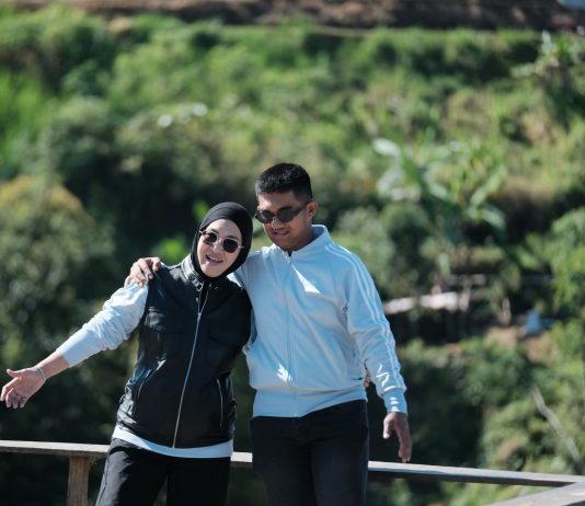 Bupati Gowa Libur Bareng Sang Putra Sulung FOTO: Bupati Gowa, Sitti Husniah Talenrang memanfaatkan hari liburnya bersama sang putra sulung Muhammad Azfar Afriansyah. Ibu dan anak itu sedang berada di kawasan wisata Malino. (DOK.Via akun Facebook Sitti Husniah Talenrang)