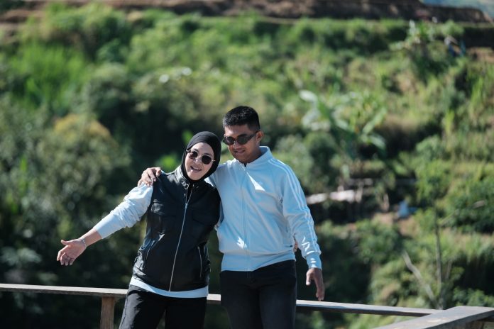 FOTO: Bupati Gowa, Sitti Husniah Talenrang memanfaatkan hari liburnya bersama sang putra sulung Muhammad Azfar Afriansyah. Ibu dan anak itu sedang berada di kawasan wisata Malino. (DOK.Via akun Facebook Sitti Husniah Talenrang)