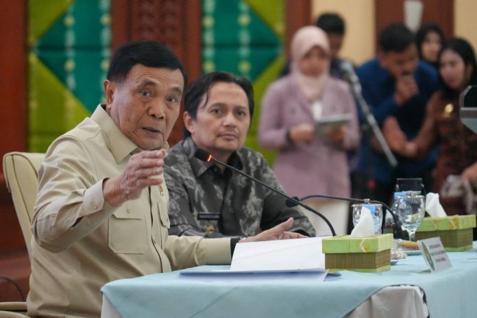 FOTO: Menteri Koordinator Bidang Politik dan Keamanan (Menko Polkam), Jenderal TNI (Purn.) Djamari Chaniago saat bersilaturahmi dengan Forum Koordinasi Pimpinan Daerah (Forkopimda) dan tokoh masyarakat se-Kalimantan Selatan di Banjarbaru, Kalimantan Selatan, Sabtu (1/8/2026). (Dok.Menko Polkam) FOTO: Menteri Koordinator Bidang Politik dan Keamanan (Menko Polkam), Jenderal TNI (Purn.) Djamari Chaniago saat bersilaturahmi dengan Forum Koordinasi Pimpinan Daerah (Forkopimda) dan tokoh masyarakat se-Kalimantan Selatan di Banjarbaru, Kalimantan Selatan, Sabtu (1/8/2026). (Dok.Menko Polkam)