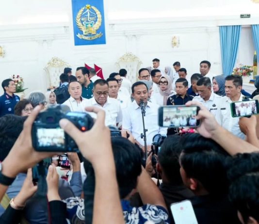 Pemprov Ambil Alih PSEL, Gubernur Sulsel: Lelang Ulang FOTO: Gubernur Sulsel, Andi Sudirman Sulaiman saat memberikan keterangan persnya. (Dok.istimewa)
