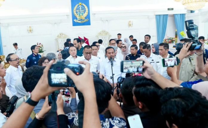 FOTO: Gubernur Sulsel, Andi Sudirman Sulaiman saat memberikan keterangan persnya. (Dok.istimewa)