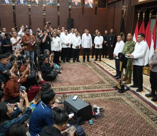 Menko Polkam: Pemerintah Solid dan bersinergi Menjaga Stabilitas Keamanan Nasional FOTO: Menko Polkam Jenderal TNI (Purn.) Djamari Chaniago dalam konferensi pers di Kantor Kemenko Polkam, Jakarta, Rabu (5/8/2026). (Dok Humas Kemenko Polkam RI)