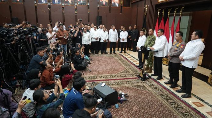 FOTO: Menko Polkam Jenderal TNI (Purn.) Djamari Chaniago dalam konferensi pers di Kantor Kemenko Polkam, Jakarta, Rabu (5/8/2026). (Dok Humas Kemenko Polkam RI)