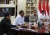 Percepat Perlindungan Peternak Rakyat, Kementan: Aspirasi Peternak Kami Dengar, Solusi Harus Segera Dirasakan FOTO: Menteri Pertanian Andi Amran Sulaiman saat melakukan pertemuan dengan Direktur Jenderal Peternakan dan Kesehatan Hewan (Dirjen PKH) Kementan, Agung Suganda. (Dok. kementan)
