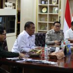 Percepat Perlindungan Peternak Rakyat, Kementan: Aspirasi Peternak Kami Dengar, Solusi Harus Segera Dirasakan FOTO: Menteri Pertanian Andi Amran Sulaiman saat melakukan pertemuan dengan Direktur Jenderal Peternakan dan Kesehatan Hewan (Dirjen PKH) Kementan, Agung Suganda. (Dok. kementan)