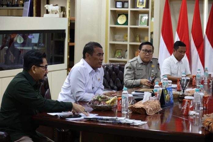 FOTO: Menteri Pertanian Andi Amran Sulaiman saat melakukan pertemuan dengan Direktur Jenderal Peternakan dan Kesehatan Hewan (Dirjen PKH) Kementan, Agung Suganda. (Dok. kementan) FOTO: Menteri Pertanian Andi Amran Sulaiman saat melakukan pertemuan dengan Direktur Jenderal Peternakan dan Kesehatan Hewan (Dirjen PKH) Kementan, Agung Suganda. (Dok. kementan)