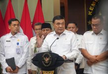 Gelar Rakor, Menko Polkam: Pemerintah Perkuat Langkah Penanganan Karhutla di Tengah Ancaman El Niño FOTO: Menteri Koordinator Bidang Politik dan Keamanan (Menko Polkam) Jenderal TNI (Purn.) Djamari Chaniago saat memberikan keterangan pers soal ancaman El Niño. (Humas Kemenko Polkam RI)
