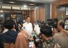 Rp 2,5 Triliun Dana Kementan untuk Bencana, Pemerintah Aceh Hanya Kelola Rp 9,7 Miliar FOTO: Sekretaris Daerah (Sekda) Aceh, M. Nasir, menggelar konferensi pers di ruang kerjanya, Jumat (7/8), didampingi Juru Bicara Pemerintah Aceh, T. Kamaruzzaman dan Nurlis Effendi. (Ist)