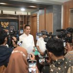 Rp 2,5 Triliun Dana Kementan untuk Bencana, Pemerintah Aceh Hanya Kelola Rp 9,7 Miliar FOTO: Sekretaris Daerah (Sekda) Aceh, M. Nasir, menggelar konferensi pers di ruang kerjanya, Jumat (7/8), didampingi Juru Bicara Pemerintah Aceh, T. Kamaruzzaman dan Nurlis Effendi. (Ist)