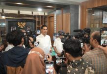 Rp 2,5 Triliun Dana Kementan untuk Bencana, Pemerintah Aceh Hanya Kelola Rp 9,7 Miliar FOTO: Sekretaris Daerah (Sekda) Aceh, M. Nasir, menggelar konferensi pers di ruang kerjanya, Jumat (7/8), didampingi Juru Bicara Pemerintah Aceh, T. Kamaruzzaman dan Nurlis Effendi. (Ist)