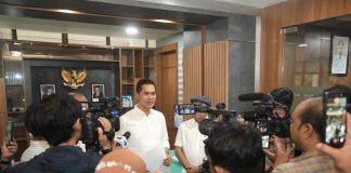 Rp 2,5 Triliun Dana Kementan untuk Bencana, Pemerintah Aceh Hanya Kelola Rp 9,7 Miliar FOTO: Sekretaris Daerah (Sekda) Aceh, M. Nasir, menggelar konferensi pers di ruang kerjanya, Jumat (7/8), didampingi Juru Bicara Pemerintah Aceh, T. Kamaruzzaman dan Nurlis Effendi. (Ist)