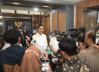 Rp 2,5 Triliun Dana Kementan untuk Bencana, Pemerintah Aceh Hanya Kelola Rp 9,7 Miliar FOTO: Sekretaris Daerah (Sekda) Aceh, M. Nasir, menggelar konferensi pers di ruang kerjanya, Jumat (7/8), didampingi Juru Bicara Pemerintah Aceh, T. Kamaruzzaman dan Nurlis Effendi. (Ist)