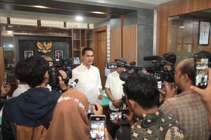 FOTO: Sekretaris Daerah (Sekda) Aceh, M. Nasir, menggelar konferensi pers di ruang kerjanya, Jumat (7/8), didampingi Juru Bicara Pemerintah Aceh, T. Kamaruzzaman dan Nurlis Effendi. (Ist) FOTO: Sekretaris Daerah (Sekda) Aceh, M. Nasir, menggelar konferensi pers di ruang kerjanya, Jumat (7/8), didampingi Juru Bicara Pemerintah Aceh, T. Kamaruzzaman dan Nurlis Effendi. (Ist)