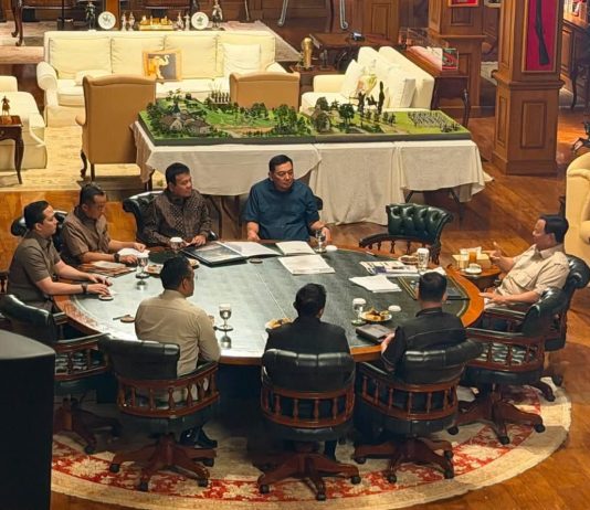 Presiden Prabowo Terima Laporan Kemajuan B50 dan Kesiapan Mandatori Bioetanol FOTO: Direktur Utama PT Pertamina (Persero) Simon A. Mantiri saat bertemu Presiden di kediaman Hambalang, Kabupaten Bogor, Jawa Barat, Minggu (09/08/2026) sore. (Sumber: BPMI Setpres)