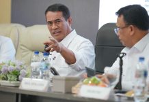 Mentan Amran Ultimatum Importir Pakan: Mainkan Harga, Izin Dicabut FOTO: Mentan Amran dalam Rapat Koordinasi Perunggasan di Surabaya, Jawa Timur, Selasa (11/8), (Dok Kementan)