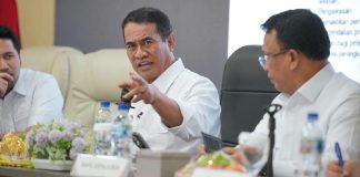 Mentan Amran Ultimatum Importir Pakan: Mainkan Harga, Izin Dicabut FOTO: Mentan Amran dalam Rapat Koordinasi Perunggasan di Surabaya, Jawa Timur, Selasa (11/8), (Dok Kementan)