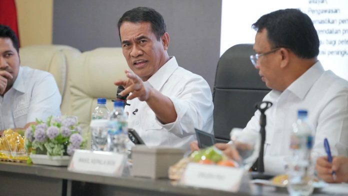 FOTO: Mentan Amran dalam Rapat Koordinasi Perunggasan di Surabaya, Jawa Timur, Selasa (11/8), (Dok Kementan)