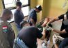 Anggota KKB Hendak Lari dari Penjara di Timika, Kini Polisi Buru Penjemput Nexon Kogoya FOTO: Saat aparat mengamankan anggota KKB atas nama Nexon Kogoya berhasil di tangkap kembali saat akan berusaha melarikan diri dari penjara Timika dengan cara memanjat pagar pada malam Selasa (11/8/2026). (Ist)
