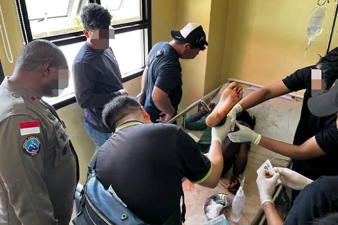 FOTO: Saat aparat mengamankan anggota KKB atas nama Nexon Kogoya berhasil di tangkap kembali saat akan berusaha melarikan diri dari penjara Timika dengan cara memanjat pagar pada malam Selasa (11/8/2026). (Ist) FOTO: Saat aparat mengamankan anggota KKB atas nama Nexon Kogoya berhasil di tangkap kembali saat akan berusaha melarikan diri dari penjara Timika dengan cara memanjat pagar pada malam Selasa (11/8/2026). (Ist)
