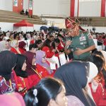 Penjelasan Unhas Terkait Dugaan Pembajakan PKKMB oleh TNI: “Disinformasi dan Framing Negatif” FOTO: Pangdam XIV/Hasanuddin, Mayjen TNI Bangun Nawoko saat mengisi mata kuliah umum dalam kegiatan Pengenalan Kehidupan Kampus bagi Mahasiswa Baru (PKKMB) Fakultas Ilmu Budaya (FIB) Universitas Hasanuddin yang berlangsung di Gedung Olahraga JK Arenatorium Unhas pada Rabu, 12 Agustus 2026.