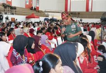 Penjelasan Unhas Terkait Dugaan Pembajakan PKKMB oleh TNI: “Disinformasi dan Framing Negatif” FOTO: Pangdam XIV/Hasanuddin, Mayjen TNI Bangun Nawoko saat mengisi mata kuliah umum dalam kegiatan Pengenalan Kehidupan Kampus bagi Mahasiswa Baru (PKKMB) Fakultas Ilmu Budaya (FIB) Universitas Hasanuddin yang berlangsung di Gedung Olahraga JK Arenatorium Unhas pada Rabu, 12 Agustus 2026.