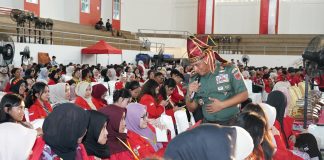 Penjelasan Unhas Terkait Dugaan Pembajakan PKKMB oleh TNI: “Disinformasi dan Framing Negatif” FOTO: Pangdam XIV/Hasanuddin, Mayjen TNI Bangun Nawoko saat mengisi mata kuliah umum dalam kegiatan Pengenalan Kehidupan Kampus bagi Mahasiswa Baru (PKKMB) Fakultas Ilmu Budaya (FIB) Universitas Hasanuddin yang berlangsung di Gedung Olahraga JK Arenatorium Unhas pada Rabu, 12 Agustus 2026.