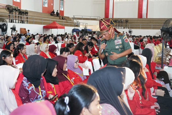 FOTO: Pangdam XIV/Hasanuddin, Mayjen TNI Bangun Nawoko saat mengisi mata kuliah umum dalam kegiatan Pengenalan Kehidupan Kampus bagi Mahasiswa Baru (PKKMB) Fakultas Ilmu Budaya (FIB) Universitas Hasanuddin yang berlangsung di Gedung Olahraga JK Arenatorium Unhas pada Rabu, 12 Agustus 2026. FOTO: Pangdam XIV/Hasanuddin, Mayjen TNI Bangun Nawoko saat mengisi mata kuliah umum dalam kegiatan Pengenalan Kehidupan Kampus bagi Mahasiswa Baru (PKKMB) Fakultas Ilmu Budaya (FIB) Universitas Hasanuddin yang berlangsung di Gedung Olahraga JK Arenatorium Unhas pada Rabu, 12 Agustus 2026.