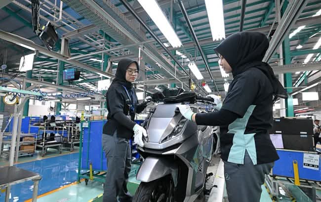 FOTO: Motor Listrik Nasional (MoLiNas) beserta ekosistem pendukungnya di Fasilitas Produksi ALVA, Cikarang, Kabupaten Bekasi, Jawa Barat, Kamis (13/08/2026). (Sumber: BPMI Setpres) FOTO: Motor Listrik Nasional (MoLiNas) beserta ekosistem pendukungnya di Fasilitas Produksi ALVA, Cikarang, Kabupaten Bekasi, Jawa Barat, Kamis (13/08/2026). (Sumber: BPMI Setpres)