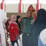 Beri Kuliah Umum di PKKMB FIB Unhas, Pangdam XIV/Hsn Bekali Mahasiswa Baru Wawasan Kebangsaan FOTO: Pangdam XIV/Hasanuddin Mayjen TNI Bangun Nawoko memberikan kuliah umum pada Pengenalan Kehidupan Kampus bagi Mahasiswa Baru (PKKMB) Universitas Hasanuddin (Unhas) Tahun 2026 bertempat di GOR JK Arenatorium, Jl. Politeknik, Kota Makassar, Rabu (12/8/2026). (Dok Penerangan Kodam XIV/HSN)