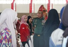Beri Kuliah Umum di PKKMB FIB Unhas, Pangdam XIV/Hsn Bekali Mahasiswa Baru Wawasan Kebangsaan FOTO: Pangdam XIV/Hasanuddin Mayjen TNI Bangun Nawoko memberikan kuliah umum pada Pengenalan Kehidupan Kampus bagi Mahasiswa Baru (PKKMB) Universitas Hasanuddin (Unhas) Tahun 2026 bertempat di GOR JK Arenatorium, Jl. Politeknik, Kota Makassar, Rabu (12/8/2026). (Dok Penerangan Kodam XIV/HSN)
