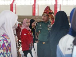 Beri Kuliah Umum di PKKMB FIB Unhas, Pangdam XIV/Hsn Bekali Mahasiswa Baru Wawasan Kebangsaan FOTO: Pangdam XIV/Hasanuddin Mayjen TNI Bangun Nawoko memberikan kuliah umum pada Pengenalan Kehidupan Kampus bagi Mahasiswa Baru (PKKMB) Universitas Hasanuddin (Unhas) Tahun 2026 bertempat di GOR JK Arenatorium, Jl. Politeknik, Kota Makassar, Rabu (12/8/2026). (Dok Penerangan Kodam XIV/HSN)