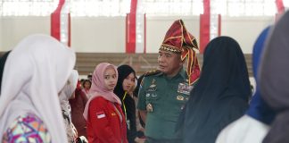 Beri Kuliah Umum di PKKMB FIB Unhas, Pangdam XIV/Hsn Bekali Mahasiswa Baru Wawasan Kebangsaan FOTO: Pangdam XIV/Hasanuddin Mayjen TNI Bangun Nawoko memberikan kuliah umum pada Pengenalan Kehidupan Kampus bagi Mahasiswa Baru (PKKMB) Universitas Hasanuddin (Unhas) Tahun 2026 bertempat di GOR JK Arenatorium, Jl. Politeknik, Kota Makassar, Rabu (12/8/2026). (Dok Penerangan Kodam XIV/HSN)