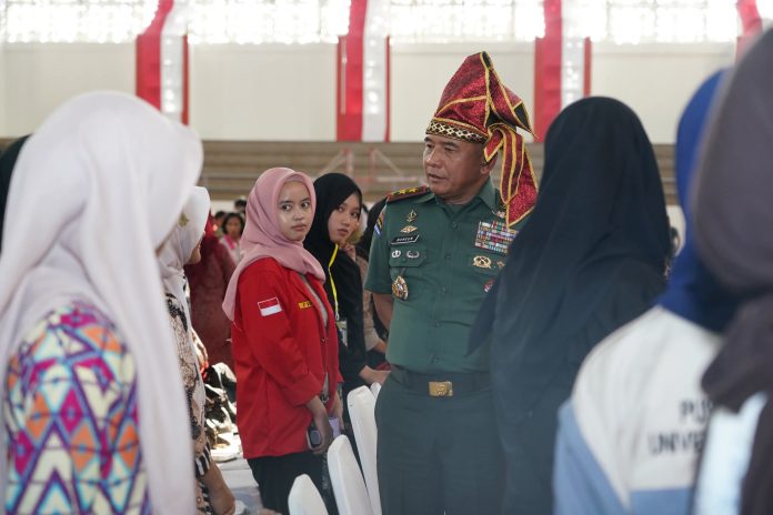 FOTO: Pangdam XIV/Hasanuddin Mayjen TNI Bangun Nawoko memberikan kuliah umum pada Pengenalan Kehidupan Kampus bagi Mahasiswa Baru (PKKMB) Universitas Hasanuddin (Unhas) Tahun 2026 bertempat di GOR JK Arenatorium, Jl. Politeknik, Kota Makassar, Rabu (12/8/2026). (Dok Penerangan Kodam XIV/HSN) FOTO: Pangdam XIV/Hasanuddin Mayjen TNI Bangun Nawoko memberikan kuliah umum pada Pengenalan Kehidupan Kampus bagi Mahasiswa Baru (PKKMB) Universitas Hasanuddin (Unhas) Tahun 2026 bertempat di GOR JK Arenatorium, Jl. Politeknik, Kota Makassar, Rabu (12/8/2026). (Dok Penerangan Kodam XIV/HSN)