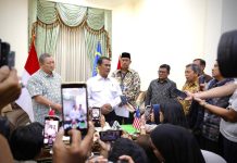 Bukan di Kantor atau Hotel, Ini Alasan Mentan Ekspor Beras dari Kediaman FOTO: Menteri Pertanian (Mentan) Andi Amran Sulaiman memilih kediamannya sebagai lokasi pelepasan rencana ekspor perdana 1.000 ton beras ke Malaysia. (Dok. Kementan)