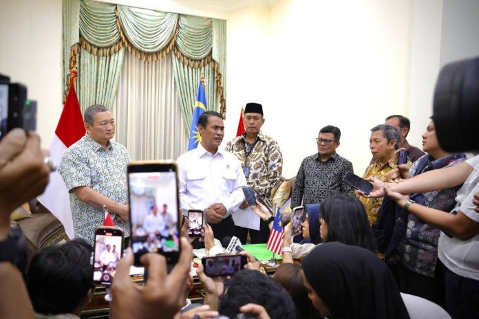 FOTO: Menteri Pertanian (Mentan) Andi Amran Sulaiman memilih kediamannya sebagai lokasi pelepasan rencana ekspor perdana 1.000 ton beras ke Malaysia. (Dok. Kementan)