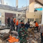 Kodam IX/Udayana Kerahkan Prajurit Bantu Evakuasi Warga Pascagempa M7,7 di NTT FOTO: Prajurit Kodam IX/Udayana terus memantau perkembangan situasi pascagempa bumi berkekuatan Magnitudo 7,7 yang mengguncang wilayah 30 kilometer timur laut Mbay, Kabupaten Nagekeo, Nusa Tenggara Timur (NTT), Sabtu (15/8/2026) dini hari. (Dok Penerangan Kodam IX/Udayana)