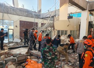 Kodam IX/Udayana Kerahkan Prajurit Bantu Evakuasi Warga Pascagempa M7,7 di NTT FOTO: Prajurit Kodam IX/Udayana terus memantau perkembangan situasi pascagempa bumi berkekuatan Magnitudo 7,7 yang mengguncang wilayah 30 kilometer timur laut Mbay, Kabupaten Nagekeo, Nusa Tenggara Timur (NTT), Sabtu (15/8/2026) dini hari. (Dok Penerangan Kodam IX/Udayana)