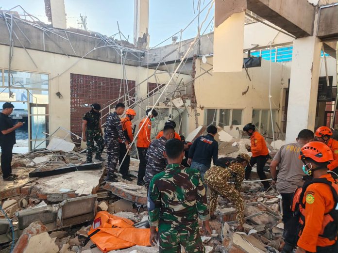 FOTO: Prajurit Kodam IX/Udayana terus memantau perkembangan situasi pascagempa bumi berkekuatan Magnitudo 7,7 yang mengguncang wilayah 30 kilometer timur laut Mbay, Kabupaten Nagekeo, Nusa Tenggara Timur (NTT), Sabtu (15/8/2026) dini hari. (Dok Penerangan Kodam IX/Udayana) FOTO: Prajurit Kodam IX/Udayana terus memantau perkembangan situasi pascagempa bumi berkekuatan Magnitudo 7,7 yang mengguncang wilayah 30 kilometer timur laut Mbay, Kabupaten Nagekeo, Nusa Tenggara Timur (NTT), Sabtu (15/8/2026) dini hari. (Dok Penerangan Kodam IX/Udayana)