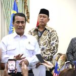 Kado Kemerdekaan RI ke-81, Indonesia Ekspor 1.000 Ton Beras ke Malaysia FOTO: Menteri Pertanian (Mentan) Andi Amran Sulaiman saat memberikan keterangan pers, Indonesia kembali membuka keran ekspor beras ke negara tetangga, Malaysia, dengan pengiriman perdana sebanyak 1.000 ton. Jumat (14/8/2026). (Dok. Kementan)