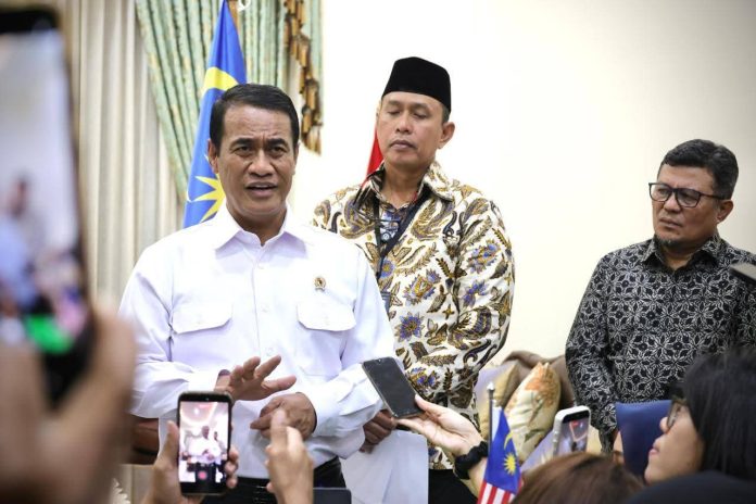FOTO: Menteri Pertanian (Mentan) Andi Amran Sulaiman saat memberikan keterangan pers, Indonesia kembali membuka keran ekspor beras ke negara tetangga, Malaysia, dengan pengiriman perdana sebanyak 1.000 ton. Jumat (14/8/2026). (Dok. Kementan)