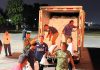 Presiden Prabowo Tugaskan Tim Gabungan dan Kirim Bantuan, Gerak Cepat Tangani Dampak Gempa NTT FOTO: Tim dari Badan Nasional Penanggulangan Bencana saat mengangkut untuk mengirimkan bantuan ke NTT melalui baseops TNI AU Halim Perdanakusuma. (Dok. BNPB Pusat)