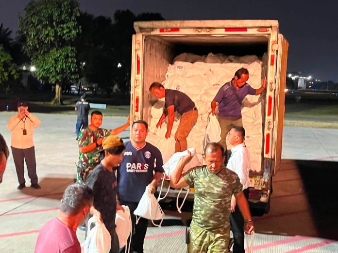 FOTO: Tim dari Badan Nasional Penanggulangan Bencana saat mengangkut untuk mengirimkan bantuan ke NTT melalui baseops TNI AU Halim Perdanakusuma. (Dok. BNPB Pusat) FOTO: Tim dari Badan Nasional Penanggulangan Bencana saat mengangkut untuk mengirimkan bantuan ke NTT melalui baseops TNI AU Halim Perdanakusuma. (Dok. BNPB Pusat)