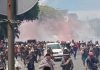 Kronologi Hari Damai Aceh Berujung Ricuh, Massa Kejar Aparat hingga Bakar Motor TNI FOTO: Warga Aceh berhamburan di halaman Masjid Raya Baiturrahman, Banda Aceh, berubah ricuh setelah massa terlibat bentrokan dengan aparat, Sabtu (15/8/2026). (Dok. Posmetro Medan)