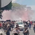 Kronologi Hari Damai Aceh Berujung Ricuh, Massa Kejar Aparat hingga Bakar Motor TNI FOTO: Warga Aceh berhamburan di halaman Masjid Raya Baiturrahman, Banda Aceh, berubah ricuh setelah massa terlibat bentrokan dengan aparat, Sabtu (15/8/2026). (Dok. Posmetro Medan)