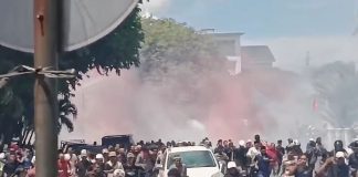 Kronologi Hari Damai Aceh Berujung Ricuh, Massa Kejar Aparat hingga Bakar Motor TNI FOTO: Warga Aceh berhamburan di halaman Masjid Raya Baiturrahman, Banda Aceh, berubah ricuh setelah massa terlibat bentrokan dengan aparat, Sabtu (15/8/2026). (Dok. Posmetro Medan)