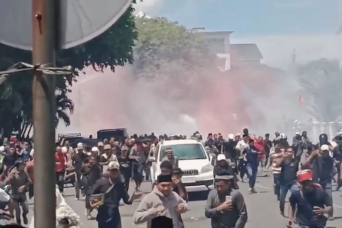 FOTO: Warga Aceh berhamburan di halaman Masjid Raya Baiturrahman, Banda Aceh, berubah ricuh setelah massa terlibat bentrokan dengan aparat, Sabtu (15/8/2026). (Dok. Posmetro Medan) FOTO: Warga Aceh berhamburan di halaman Masjid Raya Baiturrahman, Banda Aceh, berubah ricuh setelah massa terlibat bentrokan dengan aparat, Sabtu (15/8/2026). (Dok. Posmetro Medan)