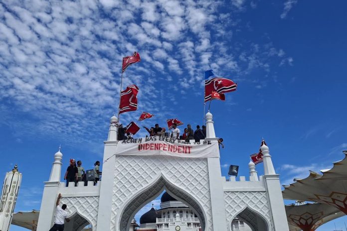 FOTO: Peringatan Hari Damai Aceh ke-21 di kawasan Masjid Raya Baiturrahman, Banda Aceh, Sabtu (15/8/2026) berakhir ricuh, (Sumber foto: KOMPAS.com/Zuhri Noviandi)