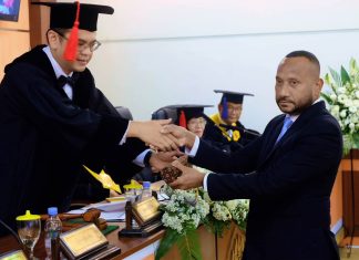 Yan Mandenas Raih Gelar Doktor Ilmu Hukum dari Universitas Padjajaran Bandung FOTO: Politisi Partai Gerindra, Yan Permenas Mandenas, Berhasil meraih gelar doktor dari Universitas Padjajaran Bandung, Jawa Barat. (Dok. Yan Mandenas)